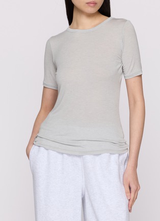 模特儿示范图 - 点击放大 - SKIMS - SHEER MODAL 短袖 T 恤