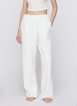 模特儿示范图 - 点击放大 - SKIMS - COTTON FLEECE 松紧腰直筒长裤