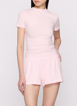 模特儿示范图 - 点击放大 - SKIMS - COTTON JERSEY 短袖 T 恤