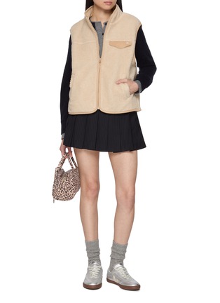 模特儿示范图 - 点击放大 - CLOVE - Logo Embroidered Fleece Vest