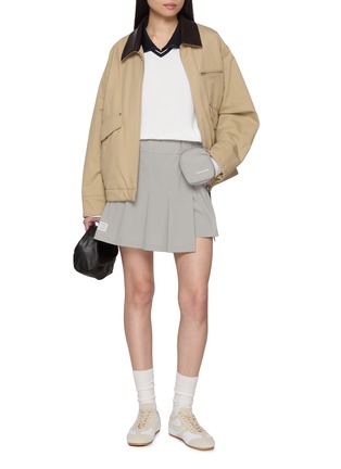 模特儿示范图 - 点击放大 - CLOVE - Logo Embroidered Layered Collar T-shirt