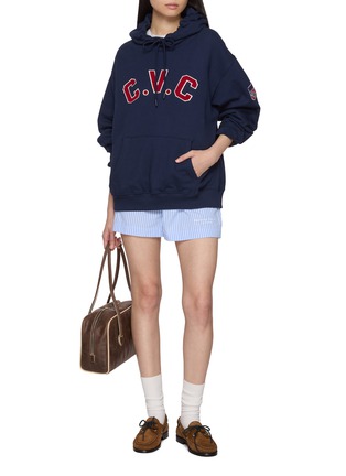 模特儿示范图 - 点击放大 - CLOVE - Chenille Embroidered Varsity Circle Hoodie