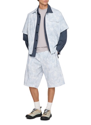 模特儿示范图 - 点击放大 - GOLDWIN - Yurameki Cloud Wash Zip Shirt