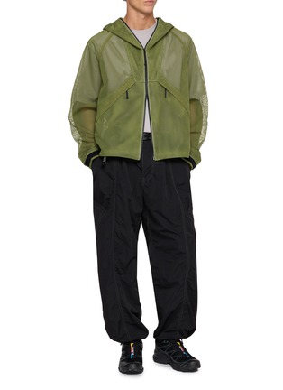 模特儿示范图 - 点击放大 - GOLDWIN - Tonalith Panelled Mesh Hooded Jacket