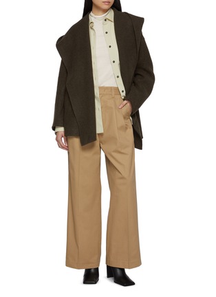 模特儿示范图 - 点击放大 - EDITION - Tailored Pleated Front Cotton Pants