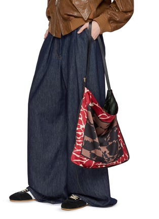 模特儿示范图 - 点击放大 - DRIES VAN NOTEN - Large Scarf Silk Shoulder Bag