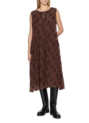 模特儿示范图 - 点击放大 - EPINGLER - Sleeveless Leaf Print Tie Neck Dress