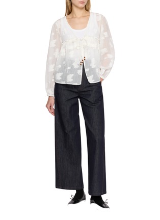 模特儿示范图 - 点击放大 - EPINGLER - Leaf Pattern Front Tie Sheer Cardigan