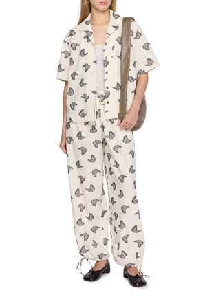 模特儿示范图 - 点击放大 - EPINGLER - Butterfly Print Cotton Shirt