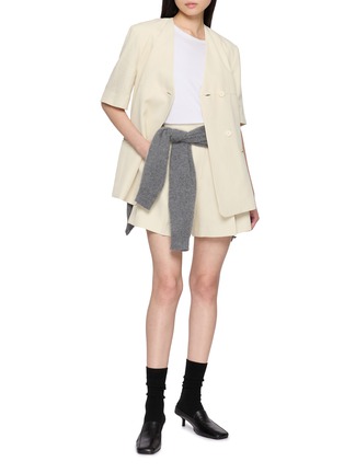 模特儿示范图 - 点击放大 - SANDBEIGE - Jane Short Sleeve Tailored Linen Blend Jacket