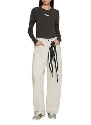 模特儿示范图 - 点击放大 - MO&CO. - Double Layer Logo Patch T-Shirt