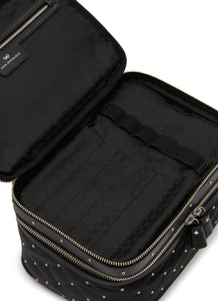 细节 - 点击放大 - ANYA HINDMARCH - Studs Padded Satin Vanity Kit