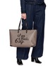 模特儿示范图 - 点击放大 - ANYA HINDMARCH - I Am A Plastic Bag Recycled Canvas Tote