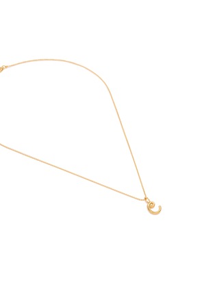 细节 - 点击放大 - MISSOMA - Curly Molten Mini Initial Necklace — C