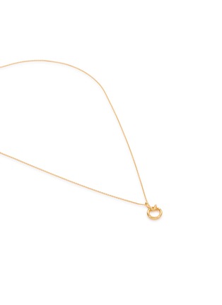 细节 - 点击放大 - MISSOMA - Curly Molten Mini Initial Necklace — O