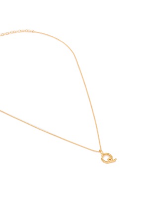 细节 - 点击放大 - MISSOMA - Curly Molten Mini Initial Necklace — Q