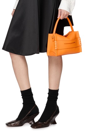 模特儿示范图 - 点击放大 - JW ANDERSON - Small Loafer Leather Shoulder Bag