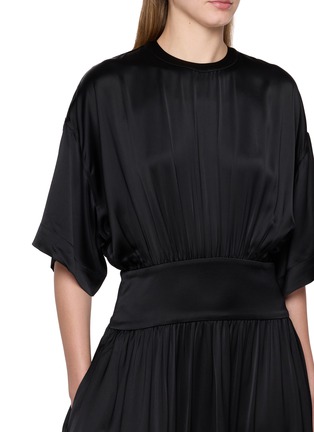  - TOTEME - 缎面连衣裙