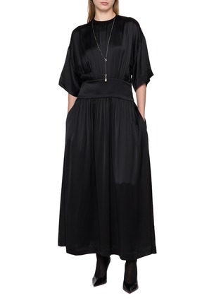 模特儿示范图 - 点击放大 - TOTEME - 缎面连衣裙