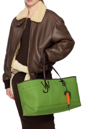 模特儿示范图 - 点击放大 - JW ANDERSON - Carrot Bag Charm