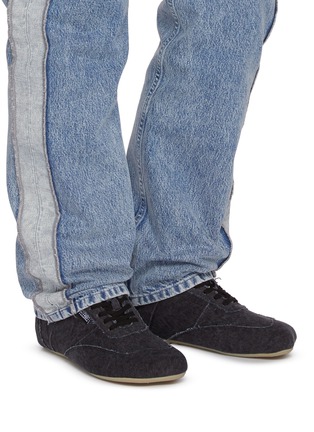 模特儿示范图 - 点击放大 - MM6 MAISON MARGIELA - 男款牛仔拼接系带运动鞋