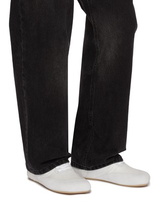 模特儿示范图 - 点击放大 - MM6 MAISON MARGIELA - 男款皮革拼接系带运动鞋