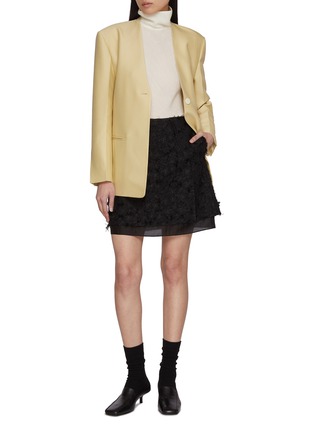 模特儿示范图 - 点击放大 - SANDBEIGE - NOVEL 毛绒饰双层迷你半身裙