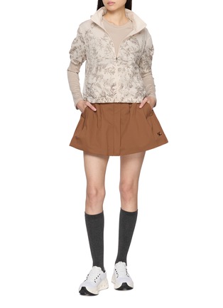 模特儿示范图 - 点击放大 - SOUTHCAPE - Short Sleeve Nature Print Hooded Packable Sweater