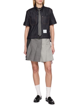 模特儿示范图 - 点击放大 - THOM BROWNE - Dark Wash Denim Short Sleeve Shirt