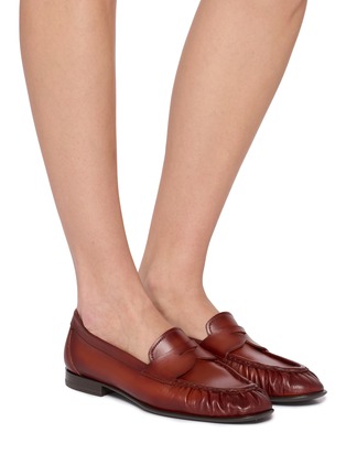 模特儿示范图 - 点击放大 - MAGNANNI - Camela Ruffle Loafer