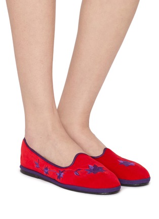 模特儿示范图 - 点击放大 - C.R.B. SHOES - Friulana Flower Embroidery Grosgrain Trim Slippers