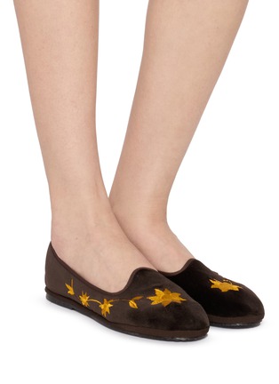 模特儿示范图 - 点击放大 - C.R.B. SHOES - Friulana Flower Embroidery Grosgrain Trim Slippers