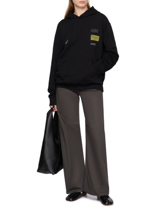 模特儿示范图 - 点击放大 - MM6 MAISON MARGIELA - LOGO 徽标连帽卫衣