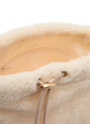 细节 - 点击放大 - EQUIL - 抽绳毛绒手拿包