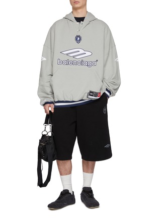 模特儿示范图 - 点击放大 - BALENCIAGA - Crest Embroidered Cotton Fleece Sweatshorts