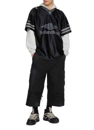 模特儿示范图 - 点击放大 - BALENCIAGA - Shiny American Football Jersey T-Shirt