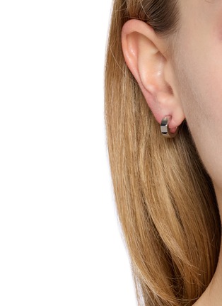 模特儿示范图 - 点击放大 - MM6 MAISON MARGIELA - 环形金属耳环