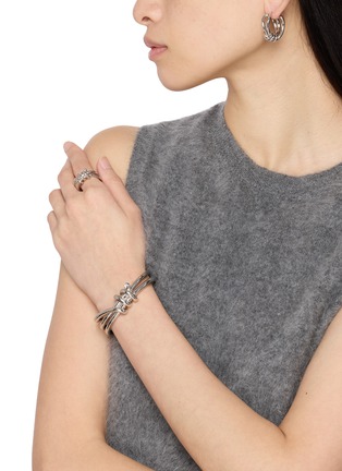 模特儿示范图 - 点击放大 - MM6 MAISON MARGIELA - 扭结金属手环