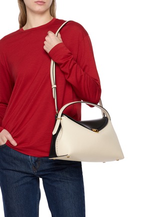 模特儿示范图 - 点击放大 - TOTEME - T-LOCK 皮革手提单肩包