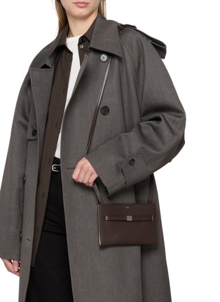 模特儿示范图 - 点击放大 - TOTEME - 皮革斜挎包