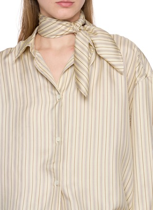 模特儿示范图 - 点击放大 - TOTEME - 条纹真丝围巾