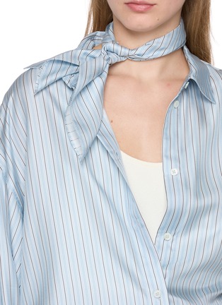 模特儿示范图 - 点击放大 - TOTEME - 条纹真丝围巾