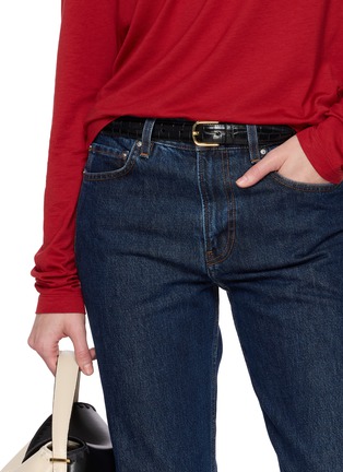 模特儿示范图 - 点击放大 - TOTEME - 金属扣鳄鱼纹皮带