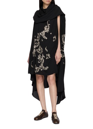 模特儿示范图 - 点击放大 - DRIES VAN NOTEN - Ducya Embroidered Cape Dress