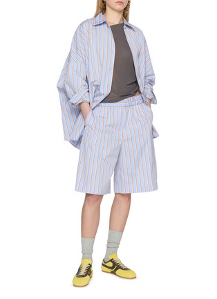 模特儿示范图 - 点击放大 - DRIES VAN NOTEN - POMY 条纹五分裤