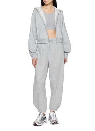 模特儿示范图 - 点击放大 - BEYOND YOGA - LuxeFleece Elasticated Waist Sweatpants