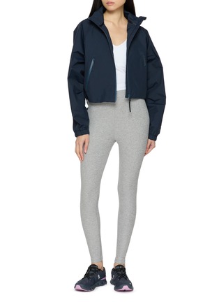 模特儿示范图 - 点击放大 - BEYOND YOGA - Rain Or Shine Adjustable Hooded Jacket