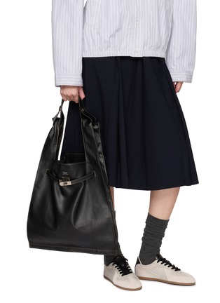 模特儿示范图 - 点击放大 - BEAUTIFUL PEOPLE - 加大号 MARKET 皮革手提袋