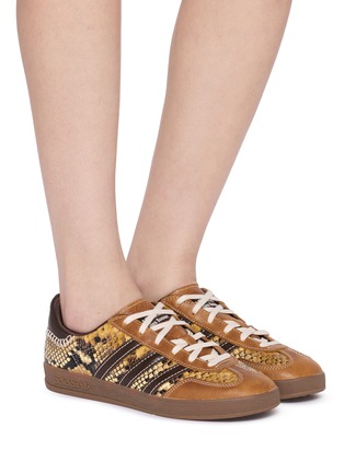 模特儿示范图 - 点击放大 - ADIDAS - X WALES BONNER 中性款 GAZELLE SNAKE 运动鞋