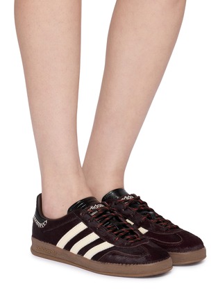 模特儿示范图 - 点击放大 - ADIDAS - X Wales Bonner Gazelle Pony Unisex Sneakers